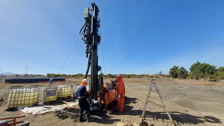 Fouille d'essai et puits d'exploration à Amiens : reconnaissance géotechnique en contexte alluvial